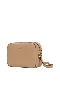 Bolso bandolera de cuero beige con herrajes dorados, forma rectangular, cierre de cremallera, logo en relieve y una correa ajustable.