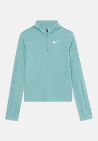 Helles teal Nike-Pullover mit halb durchgehendem Reißverschlusskragen, langen Ärmeln und strukturiertem Stoff. Mit einem weißen Swoosh-Logo auf der Brust.