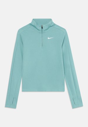 Lys teal Nike pullover med halv-zip krave, lange ærmer og struktureret stof. Har et hvidt swoosh-logo på brystet.