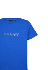 T-shirt in cotone blu con scollatura tonda e maniche corte, caratterizzato da decorazioni a forma di fiocco impreziosite da cristalli sul petto.