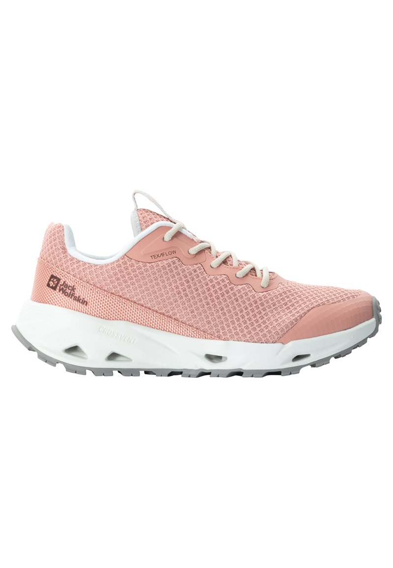 Scarpa da corsa in rete rosa chiaro con accenti bianchi, superficie texturizzata e suola in gomma grigia. Presenta lacci piatti e dettagli del logo.