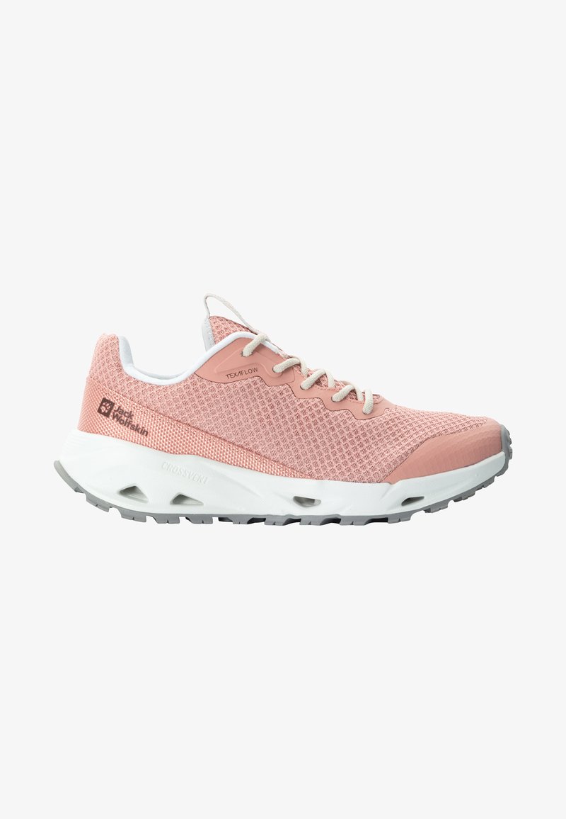 Scarpa da corsa in rete rosa chiaro con accenti bianchi, superficie texturizzata e suola in gomma grigia. Presenta lacci piatti e dettagli del logo.