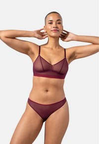 Burgundy läskig bh och matchande bikini med tunna remmar och kontrasterande kant. Mjuk tygn med en slät, lätt textur.