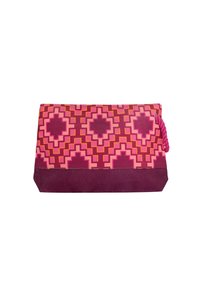 Clutch con motivi geometrici nei colori rosa e arancione, base rosa scuro uniforme e manico intrecciato testurizzato di colore rosa.