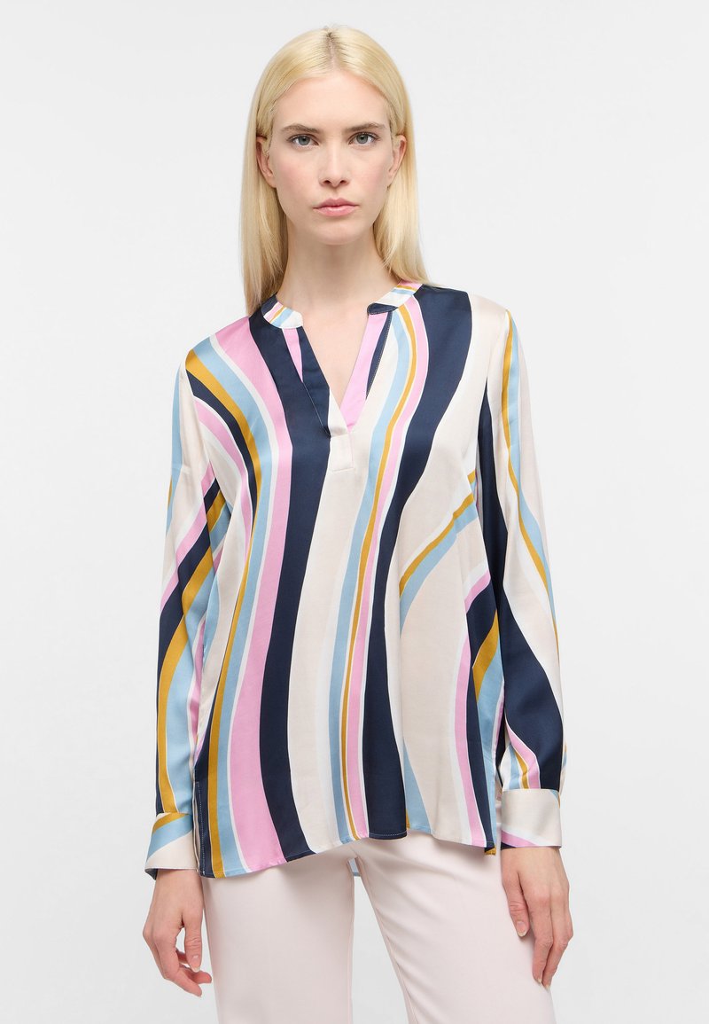 Langærmet bluse i silkeagtigt stof med farverige lodrette striber i navy, pink, gul og lyseblå, med en delvis stolpe og sidesplitter.