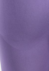 Zbliżenie gładkiej fioletowej tkaniny z subtelną podłużną fakturą tworzącą zakrzywiony wzór, ukazujące szczegóły dzianiny i rozciągliwość materiału.