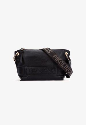 Zwarte leren crossbodytas met brede, geborduurde stoffen riem en geperst "PIKOLINOS" logo op het voorpaneel.