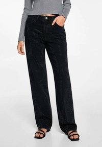 Črne široke jeans hlače z teksturirano površino in subtilnim leskom. Imajo gumb in zadrgo, pet žepov ter sproščen kroj.