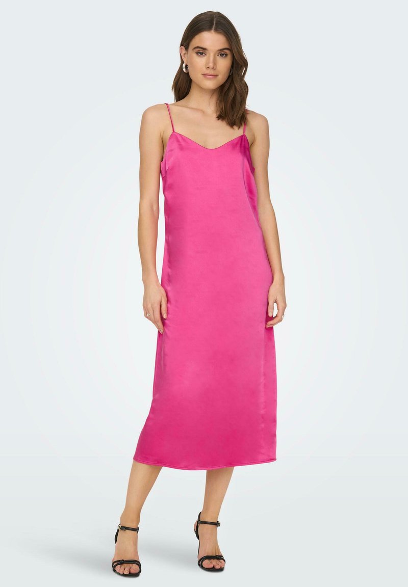 Vestito a sottoveste fucsia in satin con spalline sottili, lunghezza al ginocchio, texture liscia, leggera lucentezza e silhouette dritta.