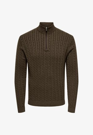 Pull en maille torsadée brun foncé avec une demi-fermeture éclair à l'avant et des poignets, un col et un ourlet côtelés.