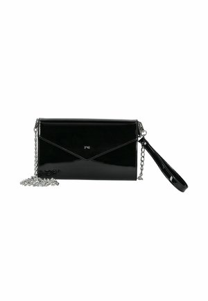 Clutch lucido nero con tracolla in catena argentata e polsiera, con un piccolo logo argento sulla pattina anteriore.