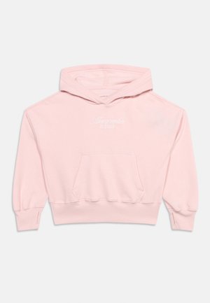 Hellrosa gekürzter Hoodie mit vordertasche im Känguru-Stil, Daumenlöchern an den Bündchen und kleinem weißen "Abercrombie & Fitch"-Logo auf der Brust.