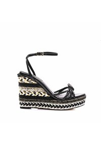 Sandalia cuña negra y dorada con detalles trenzados, que cuenta con un grueso tacón trenzado y una correa elegante alrededor del tobillo para mayor soporte.