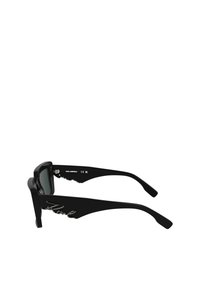 Ochelari de soare negri cu ramă pătrată, lentile întunecate și material plastic lucios. Pe laterale se află numele "Karl" scris cu litere metalice pe tâmple.