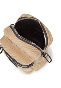 Geantă din catifea de bumbac de culoare bej cu două compartimente cu fermoar, un exterior texturat și o căptușeală din material textil negru. Design compact cu accesorii din metal argintiu.