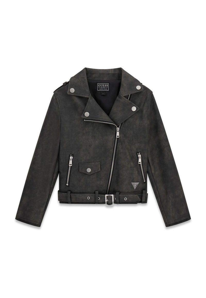 Chaqueta ajustada de cuero sintético negro con herrajes plateados, bolsillos con cremallera, cintura con cinturón y cierre frontal asimétrico.