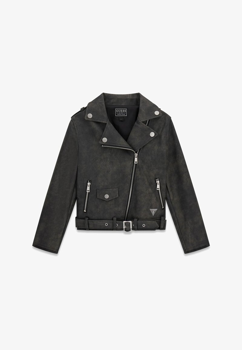 Chaqueta ajustada de cuero sintético negro con herrajes plateados, bolsillos con cremallera, cintura con cinturón y cierre frontal asimétrico.