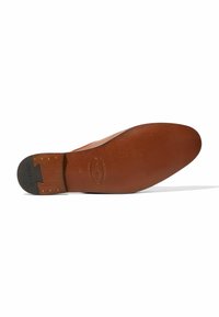 Suela de cuero marrón de un zapato formal con un parche negro en el tacón y grabado el nombre de la marca y las marcas de tamaño.