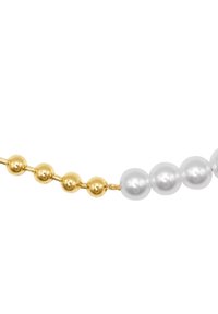 Halskette aus Gold und weißen Perlen, die abwechselnd goldene und schimmernde weiße Perlen in einem nahtlosen, geschwungenen Design präsentiert.