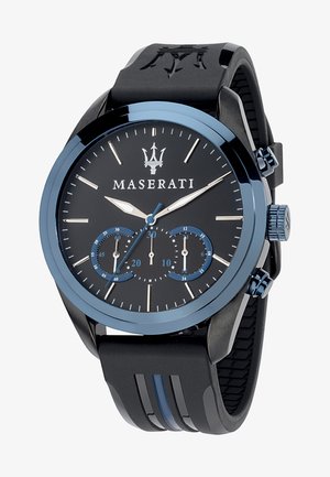 Maserati Chronograph-Uhr mit schwarzem Gummiarmband, blauen Akzenten, schwarzem Zifferblatt, silbernen Stundenmarkierungen und drei Teilzifferblättern.