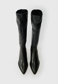 Fekete, térd fölé érő csizmák sima bőrből, hegyes orral és elegáns dizájnnal, finom varrással a felső részen.