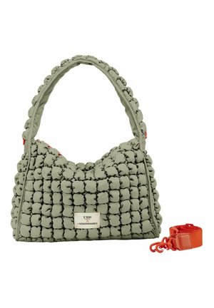 Sac à main matelassé vert olive avec carrés rembourrés, poignée supérieure, étiquette avant et bandoulière amovible orange vif à côté.