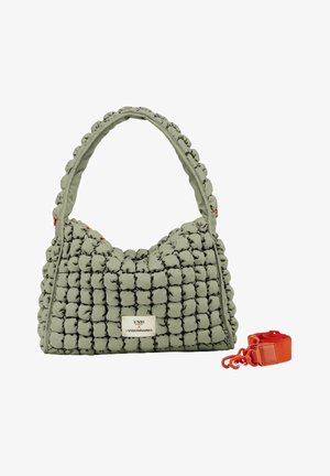 Sac à main matelassé vert olive avec carrés rembourrés, poignée supérieure, étiquette avant et bandoulière amovible orange vif à côté.