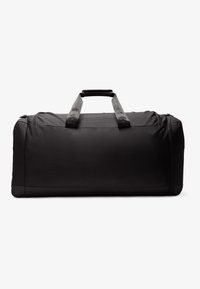 Sac de voyage noir avec une surface en tissu lisse, de forme rectangulaire, deux poignées supérieures et une ouverture zippée sur un côté. Pas de motifs notables.