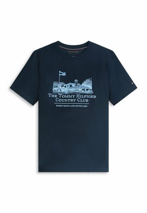 Navyblauw T-shirt met korte mouwen en een lichtblauwe illustratie van een landhuis van een countryclub, een vlag en de tekst "The Tommy Hilfiger Country Club."