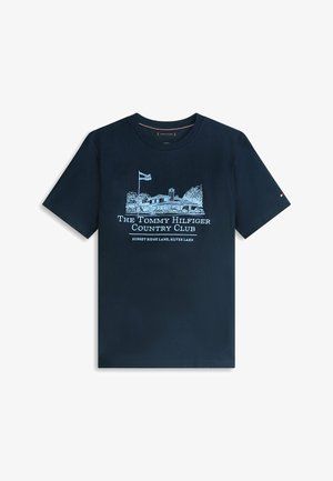 Navyblauw T-shirt met korte mouwen en een lichtblauwe illustratie van een landhuis van een countryclub, een vlag en de tekst "The Tommy Hilfiger Country Club."