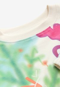 Színes, rövidített kapucnis pulóver bordázott kerek nyakkal, puha pamut keverékkel és absztrakt mintával, zöld, rózsaszín és narancssárga akcentusokkal.