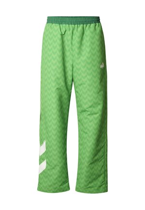 Grønne træningsbukser i glat stof med et diskret fiskebensmønster, elastisk talje og hvide logoaccenter.