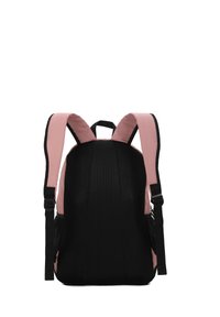 Zaino nero con accenti rosa, dotato di spallacci imbottiti, texture a rete e tasche laterali per il deposito. Forma liscia e arrotondata.