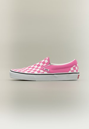 Ružová a biela Vans slip-on topánka s kockovaným vzorom, bielou gumovou podrážkou a čiernym lemom, zobrazená z boku na neutrálnom pozadí.