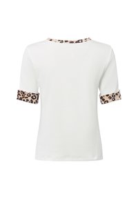 Weißes T-Shirt mit kurzen Ärmeln, das Akzente mit Leopardenmuster an den Ärmelsäumen und am Kragen aufweist. Weicher Stoff mit tailliertem Schnitt.