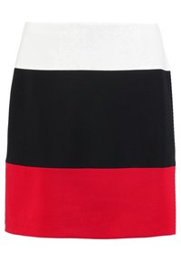 Una minifalda de bloques de color que presenta una cinturilla blanca, una sección central negra y un dobladillo rojo, confeccionada en una tela suave con un acabado elegante.