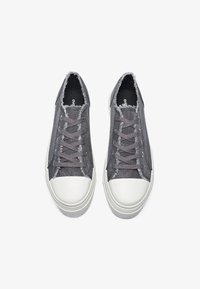 Graue Leinensneaker mit einem abgenutzten Design, cremefarbener Gummikappe und Schnürsenkeln. Das strukturierte Material und die ausgefransten Kanten verleihen dem Schuh Detail.