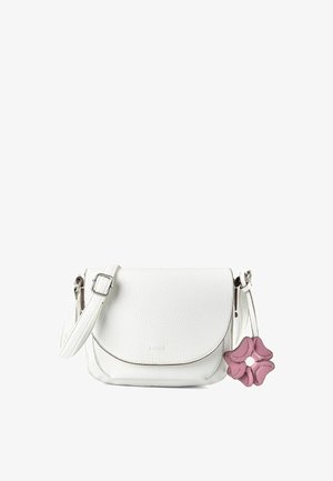 Bolso bandolera de cuero blanco con correa ajustable y un charm de cuero en forma de flor rosa colgando en el lateral.