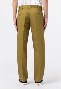 Kakifärgade byxor med rak bendesign, som har två bakfickor med knäppningar, tillverkade av en slitstark bomullsblandning.