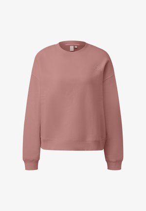 Różowa bluza wykonana z miękkiej bawełny, z okrągłym dekoltem o prążkowanej fakturze, długimi rękawami oraz małym logiem QS na klatce piersiowej. Gładka tekstura, swobodny krój.