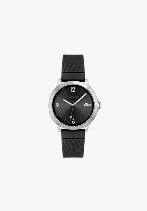 Reloj Lacoste negro con caja redonda de plata, correa de silicona negra texturizada y un dial oscuro con marcadores de hora blancos y una manecilla de segundos roja.
