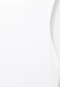 Débardeur blanc avec une texture lisse, encolure ronde et larges bretelles. Design simple, sans motifs ni accents visibles.