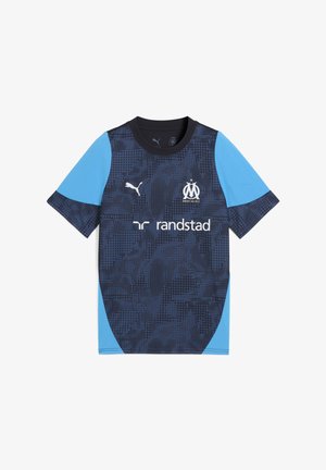 Kratke rokave navy in svetlo modra športna majica iz gladkega materiala, ki ima teksturiran vzorec in logotipe na prsih ter rokavih.