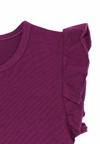 Vijolična majica s kratkimi rokavi z okroglim izrezom in naborki na ramenskih delih. Tkanina deluje gladko in lahkotno.