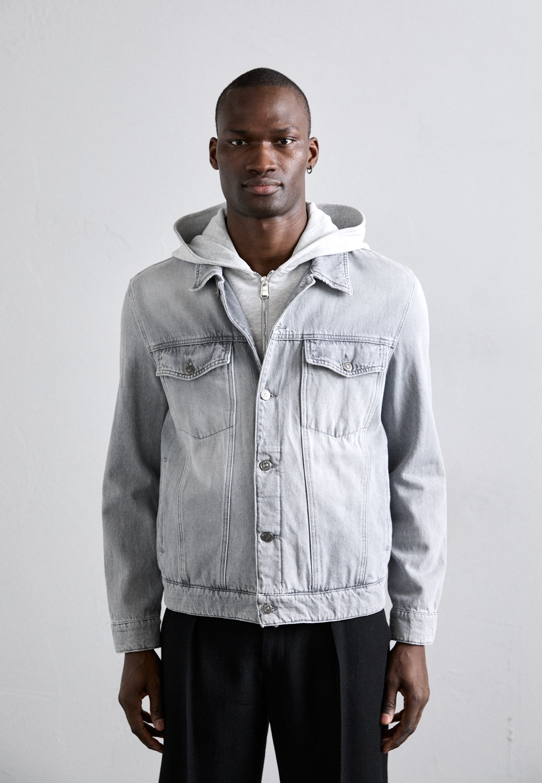 LAMKUKU Giacca Jeans Uomo Strappata – Tessuto Stretch, Grigio, Taglie Dalla S Alla 3XL (Consigliamo Di Prendere Un Numero In Meno)