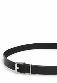 Ceinture en cuir noir avec une texture lisse, dotée d'une boucle en métal argenté et de plusieurs trous de réglage pour une flexibilité de taille.