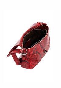 Borsa a mano in finta pelle di serpente rossa con apertura con cerniera, accessori in metallo argentato e una sola tracolla regolabile. L'interno presenta una fodera scura.