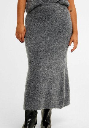 Grijze wolmix maxi rok met een zachte textuur, aansluitend in de taille, licht uitlopend naar de zoom, gecombineerd met zwarte kniehoge laarzen.
