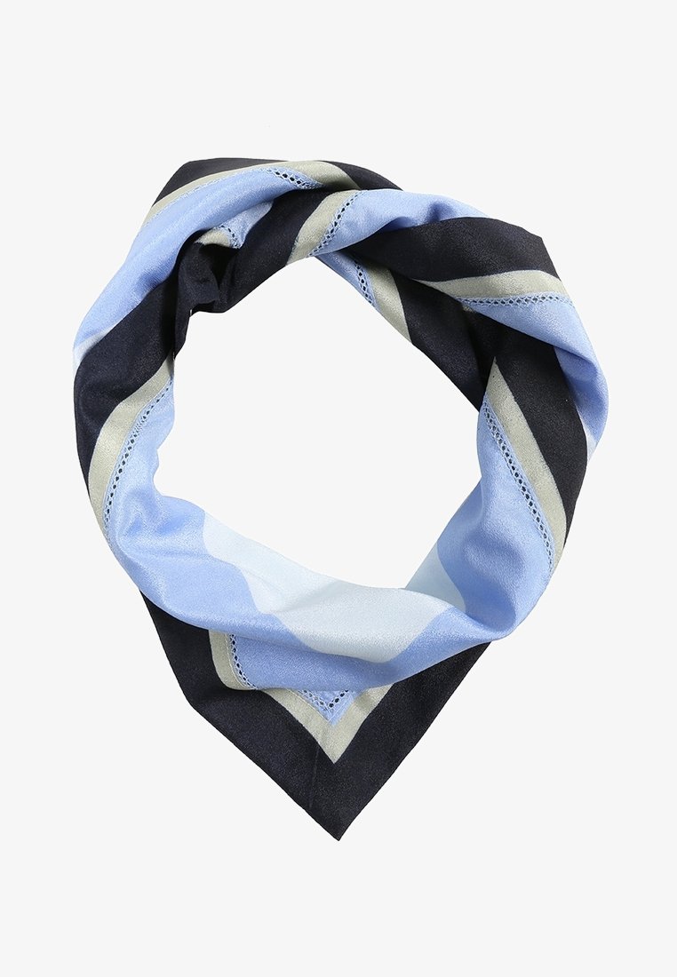 Foulard carré avec des rayures diagonales en noir, bleu clair et gris, plié en une boucle lâche sur fond blanc.
