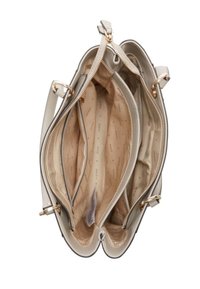 Borsa a mano beige chiaro con tre scomparti, cerniere dorate e una superficie testurizzata. Interno foderato con un tessuto stampato.